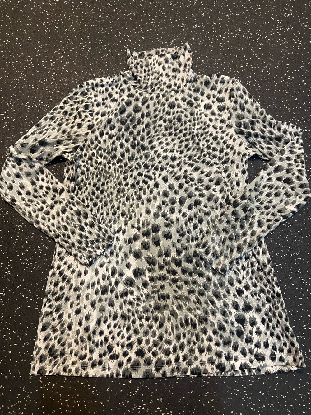 J. McLaughlin women’s Black & White Leopard Print Turtleneck Top lightweight M